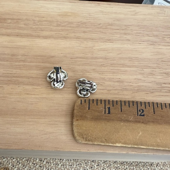 Vintage ClipOn Earrings - Picture 3 of 3